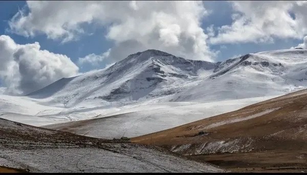 Doğa tutkunları kar yağışıyla birlikte zirvede buluştu
